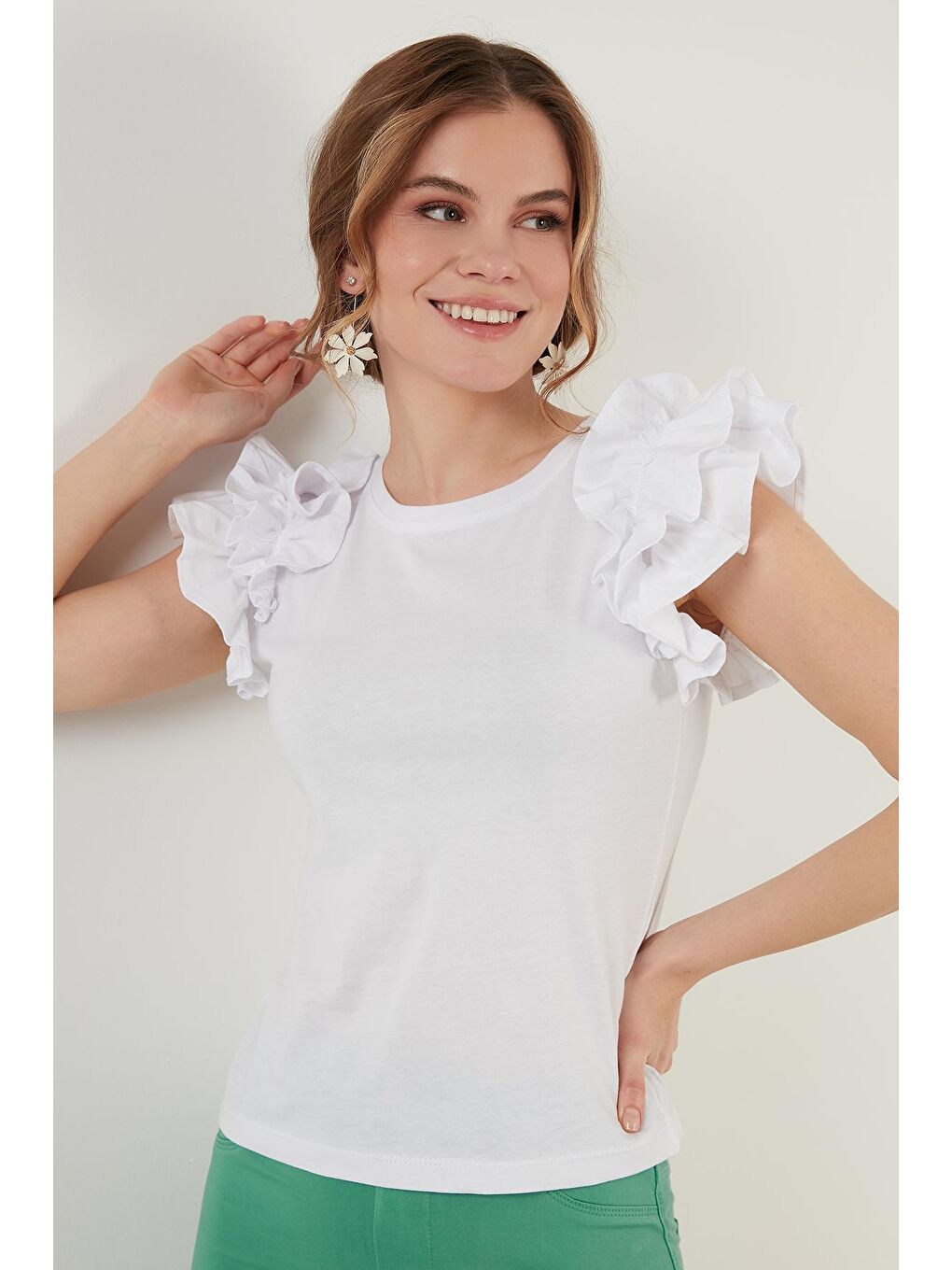 Beyaz Pamuklu Kolları Fırfırlı Slim Fit Bisiklet Yaka Kadın T Shirt 5864500-1