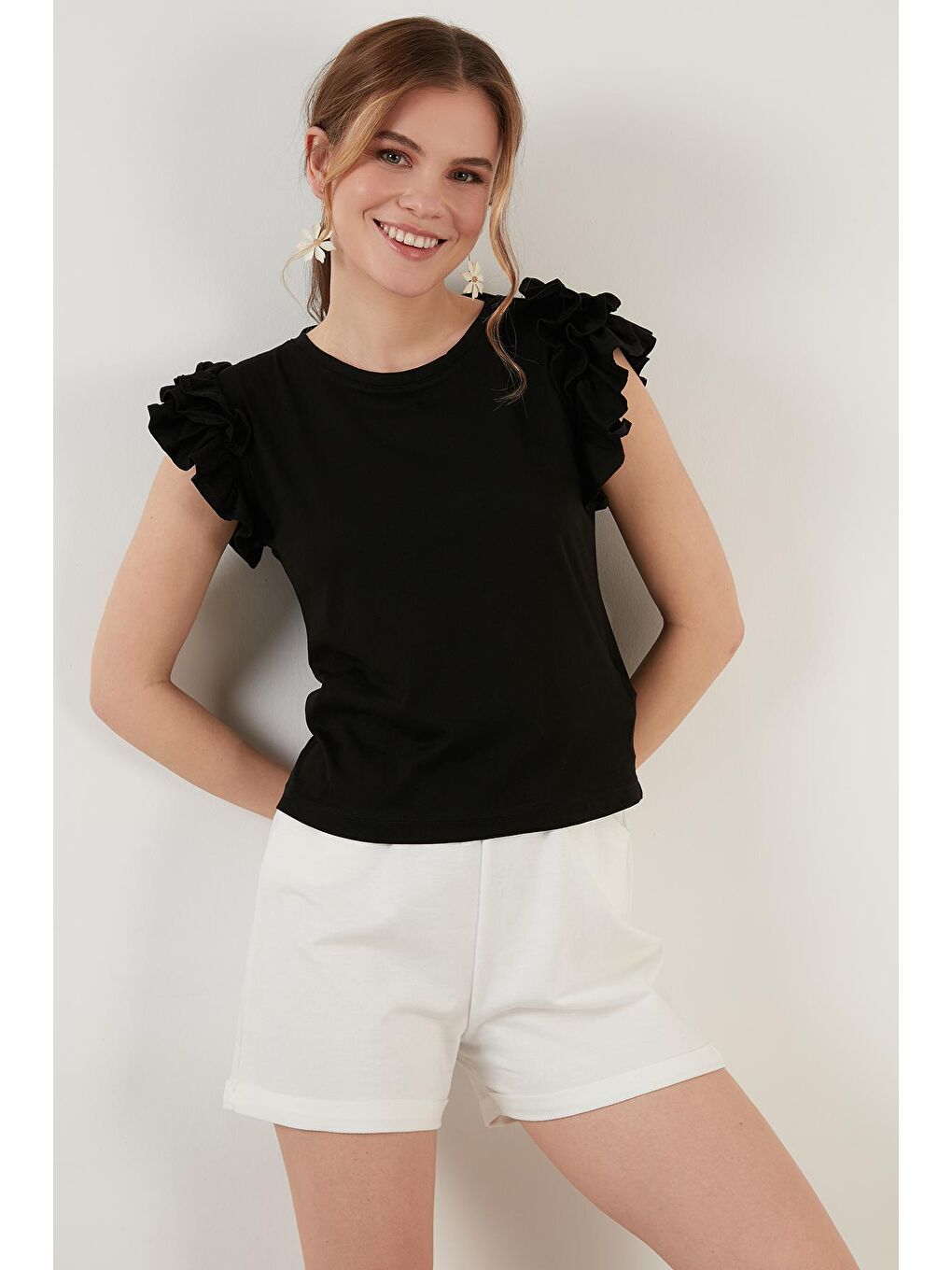 Siyah Pamuklu Kolları Fırfırlı Slim Fit Bisiklet Yaka Kadın T Shirt 5864500-2