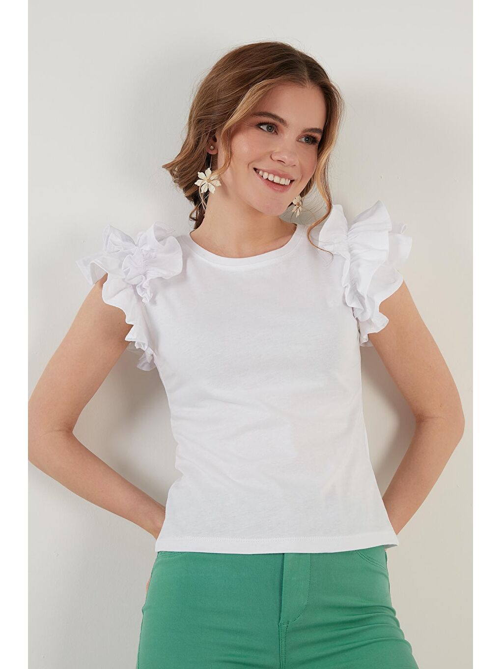 Beyaz Pamuklu Kolları Fırfırlı Slim Fit Bisiklet Yaka Kadın T Shirt 5864500-2