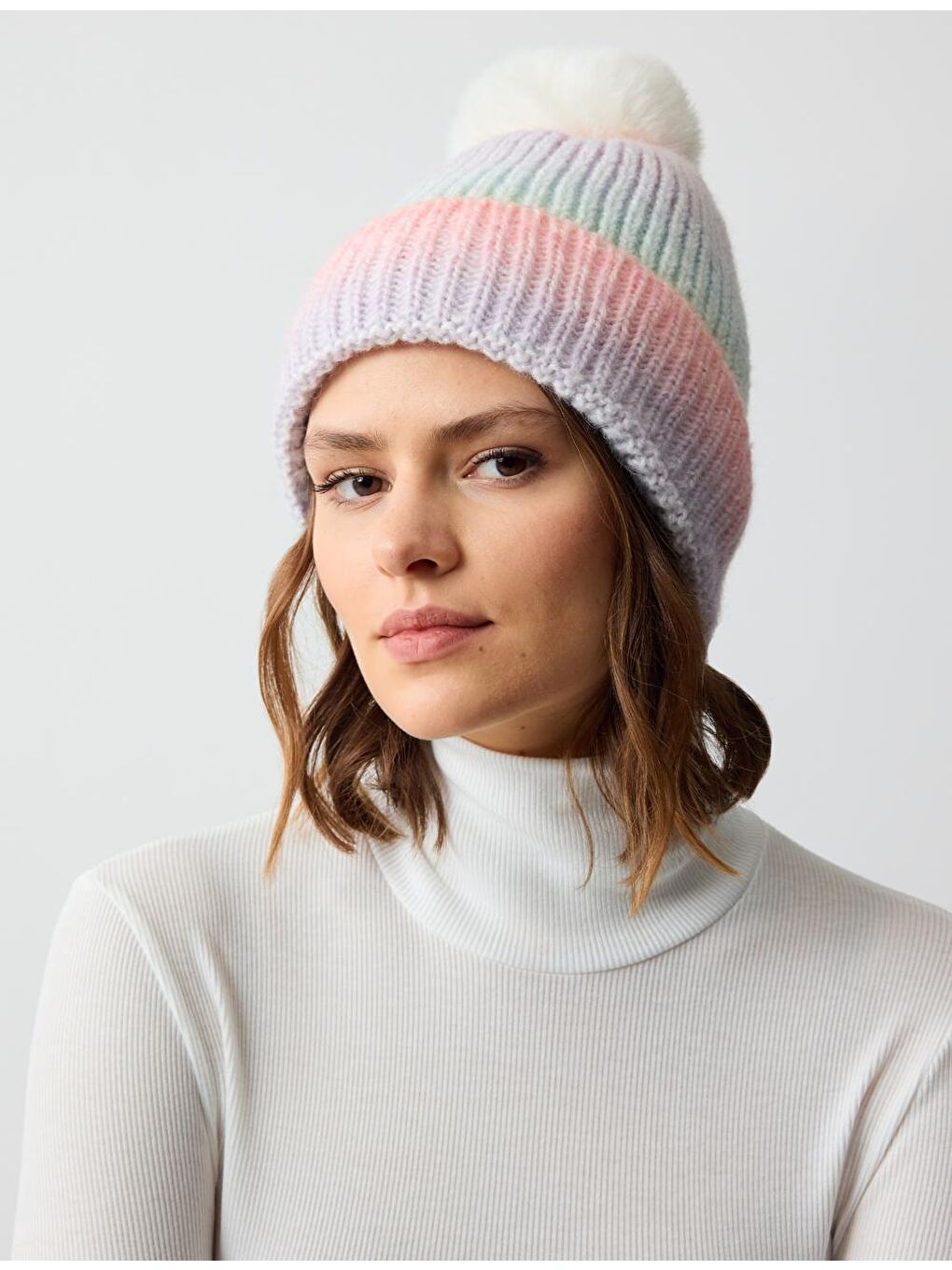 Karışık Renkli Ponpon Detaylı Yumuşak Dokulu Bere