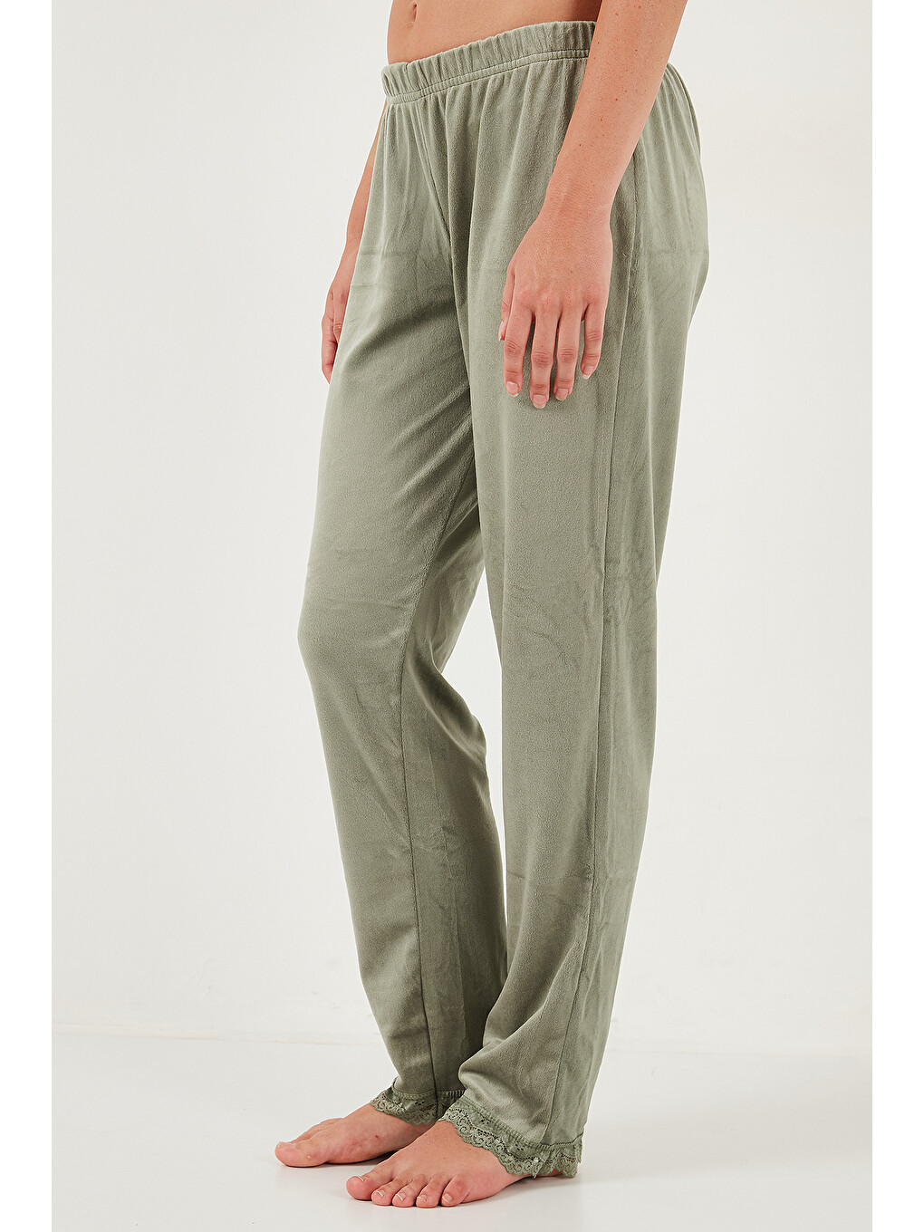 Yeşil Regular Fit Dantelli Yumuşak Dokulu Sabahlıklı Kadife Kadın Pijama Takımı 6095545w4-5