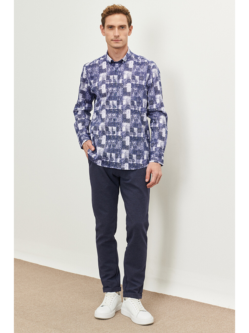 Erkek Lacivert Slim Fit Dar Kesim Düğmeli Yaka %100 Pamuk Baskılı Gömlek-1