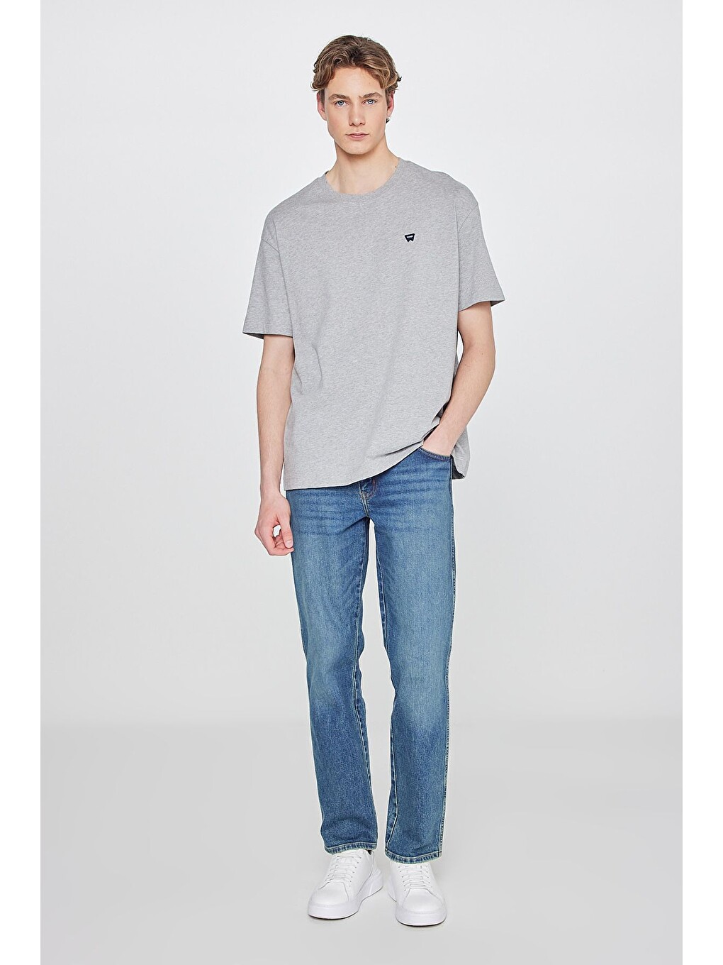 Gri %100 Pamuk Relaxed Fit Rahat Kesim Bisiklet Yaka Logo Detaylı Tişört-2