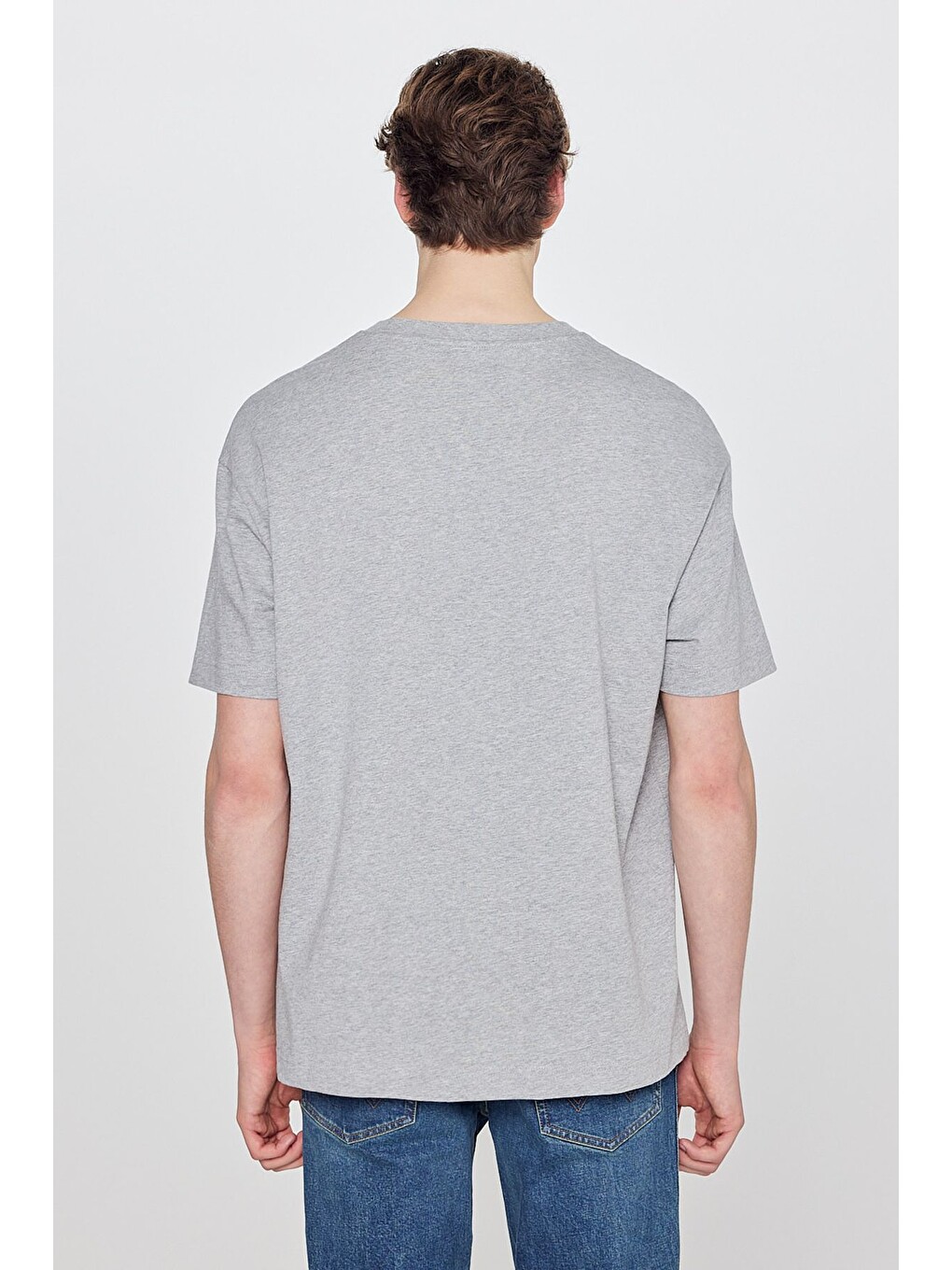 Gri %100 Pamuk Relaxed Fit Rahat Kesim Bisiklet Yaka Logo Detaylı Tişört-4