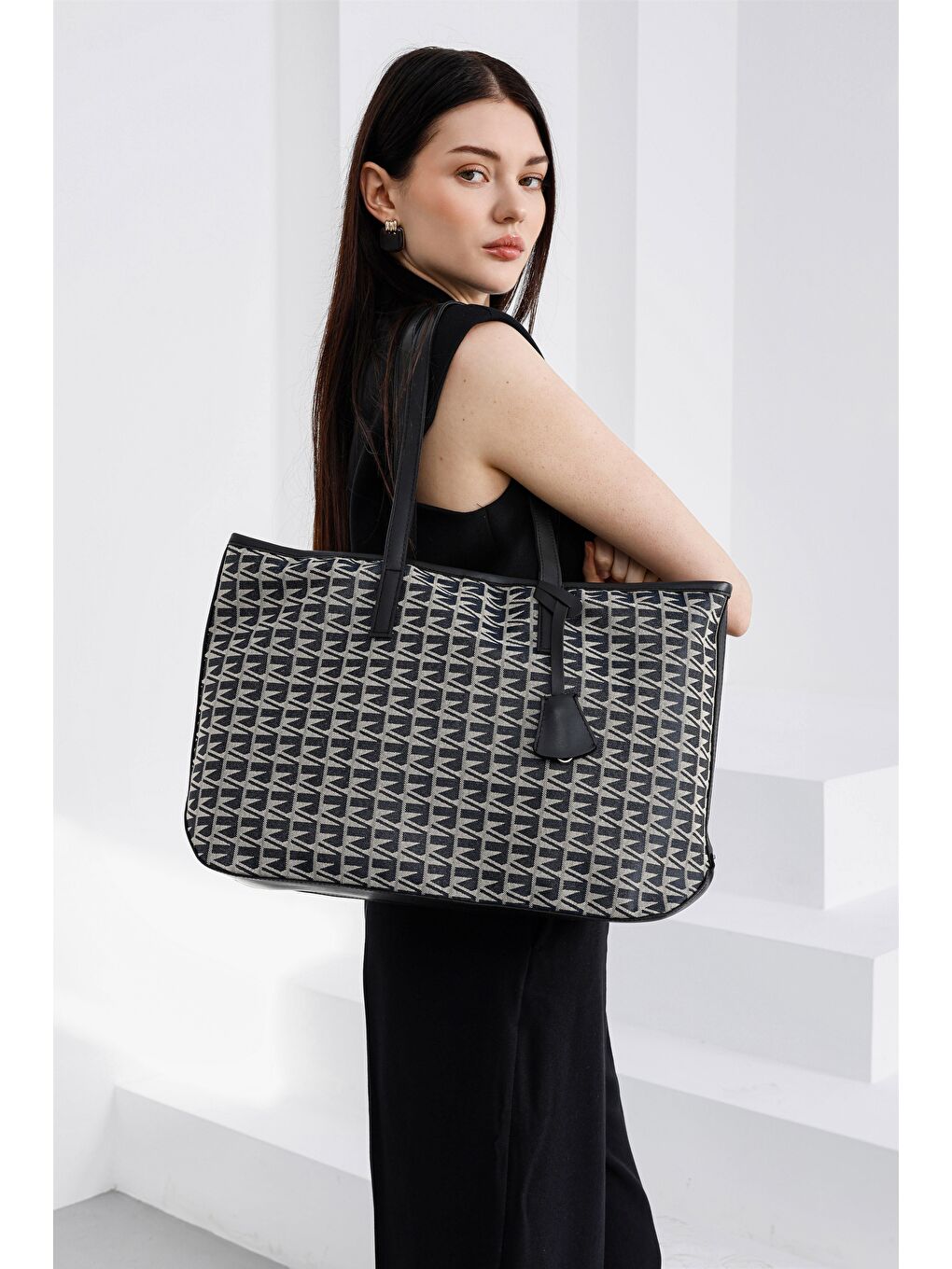 Michelle Monogram Omuz Çantası Siyah-1