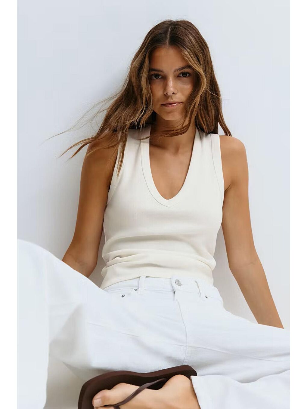 Beyaz V Yaka Biyeli Kadın Atlet Mg2292-3