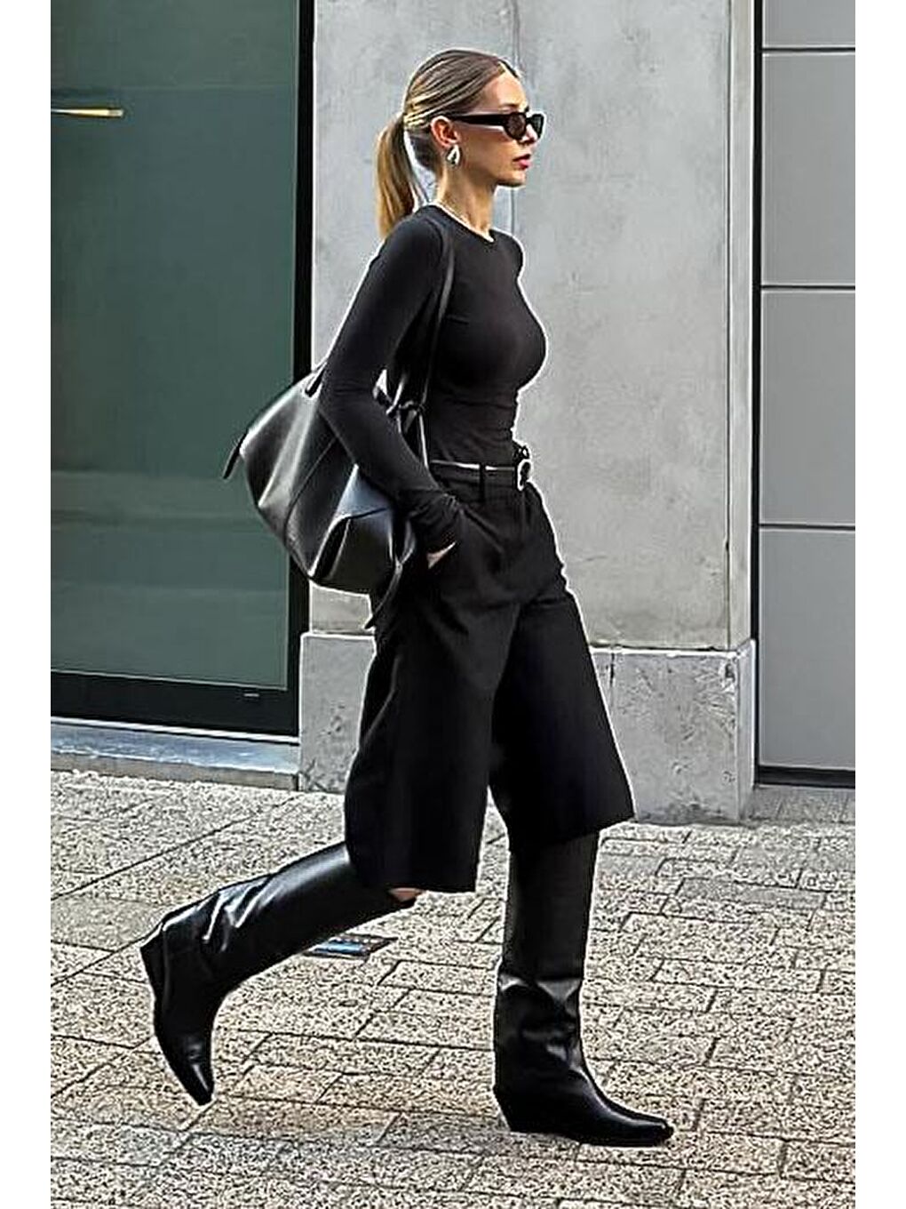 Siyah Pileli Kadın Bermuda Şort Mg2483-10