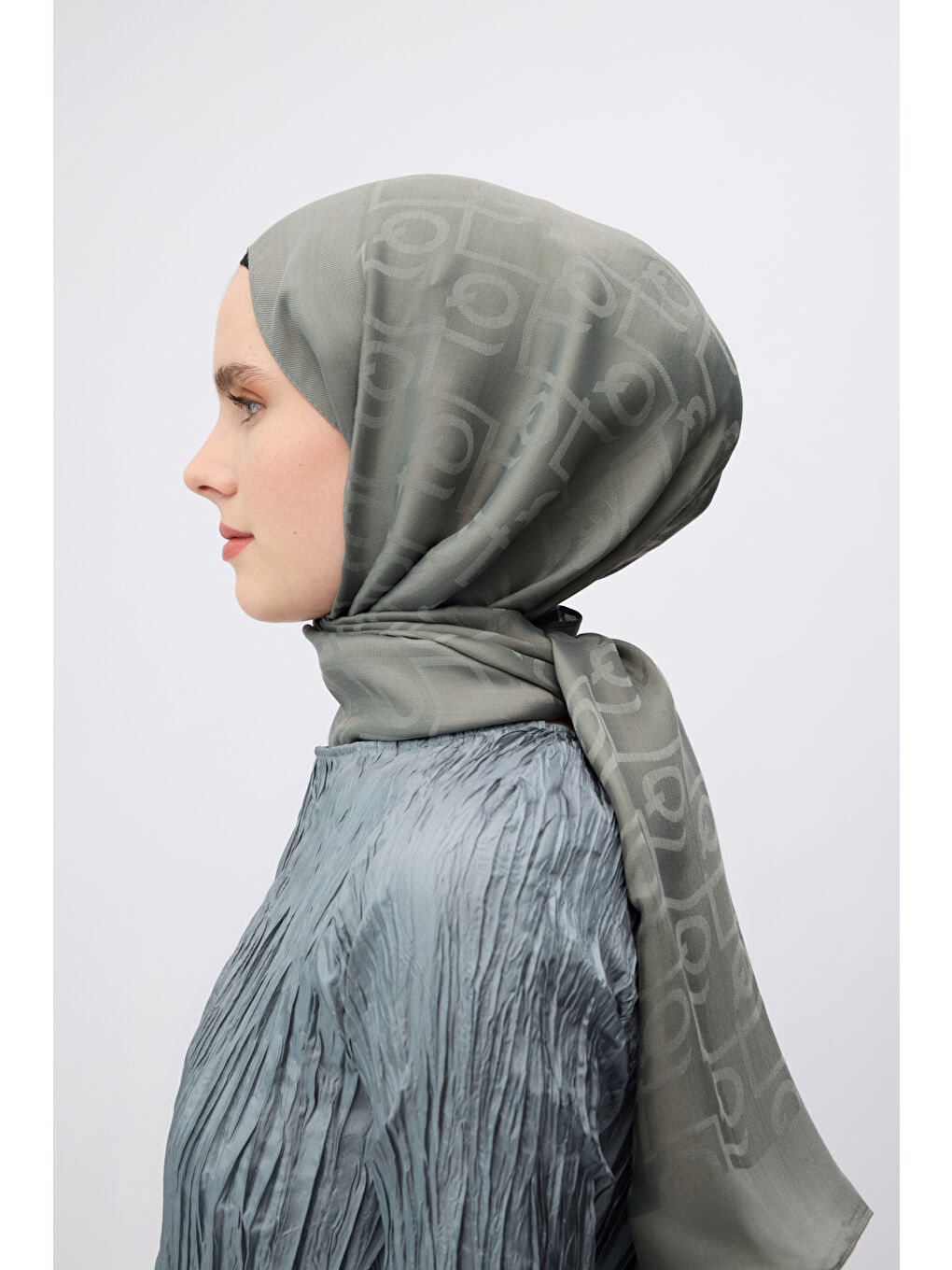 İpek Jakar Monogram Şal Gri-3