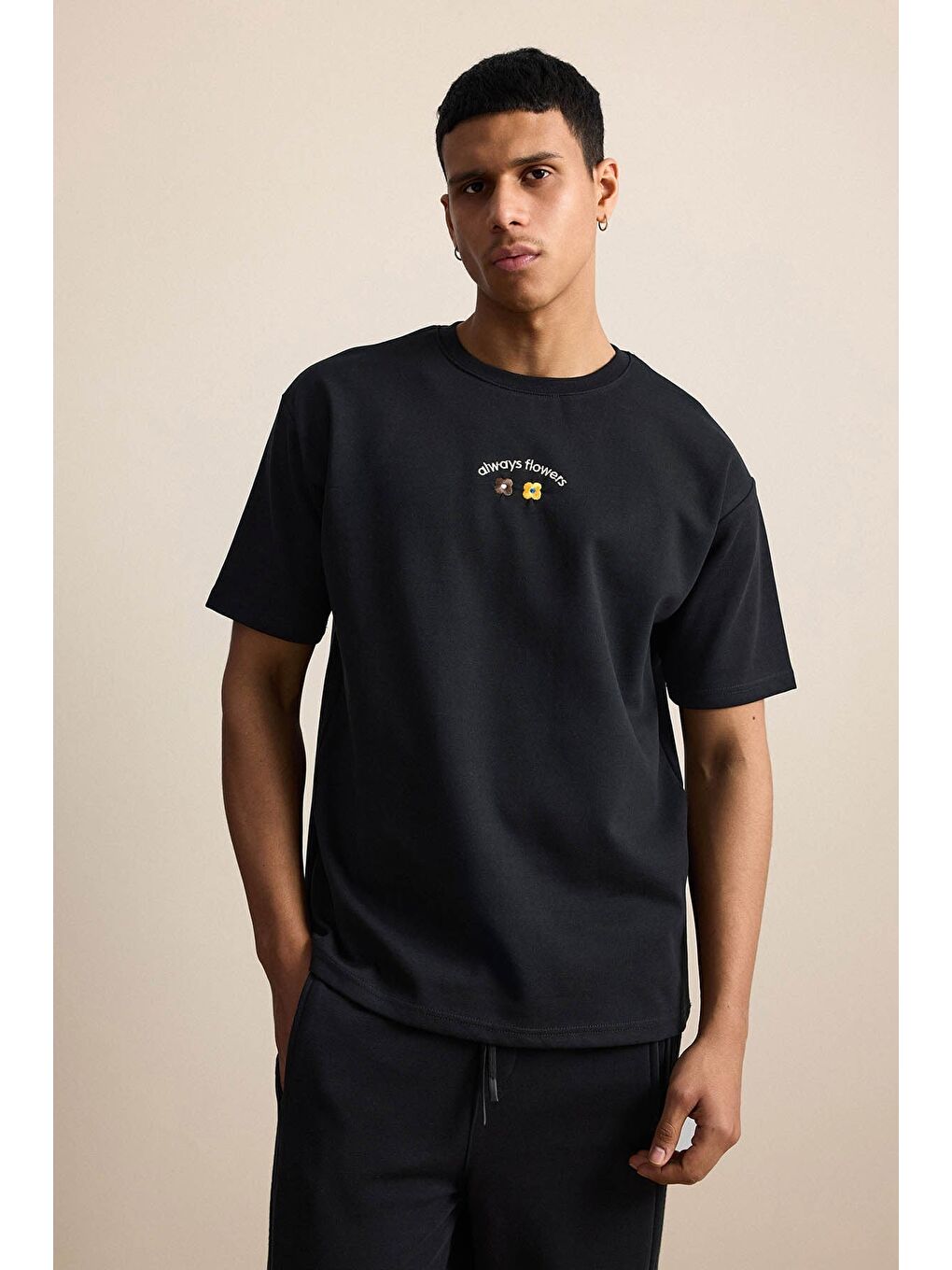 Erkek Oversize Minimal Çiçek Nakışlı T-Shirt Siyah-2