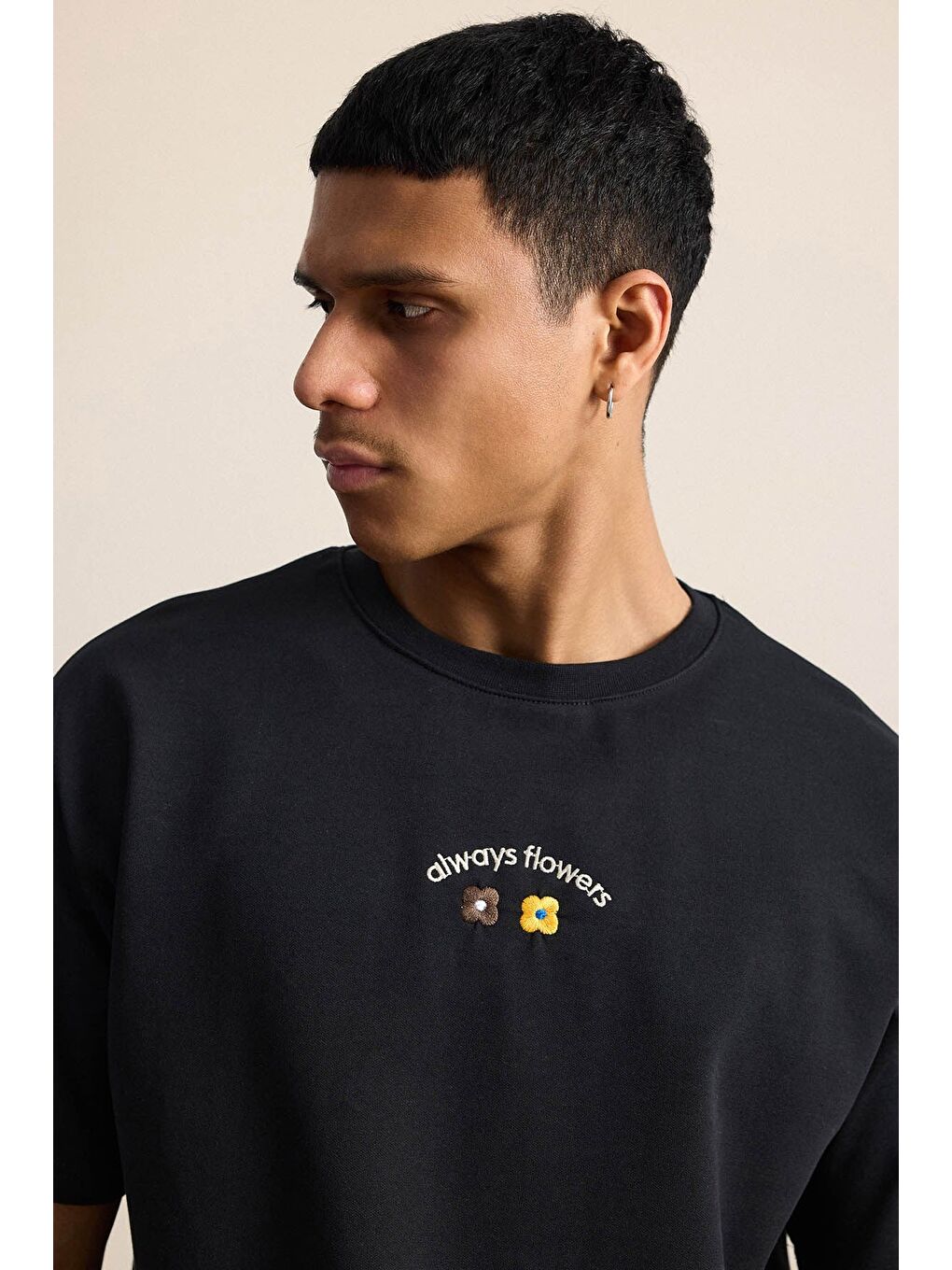 Erkek Oversize Minimal Çiçek Nakışlı T-Shirt Siyah-3