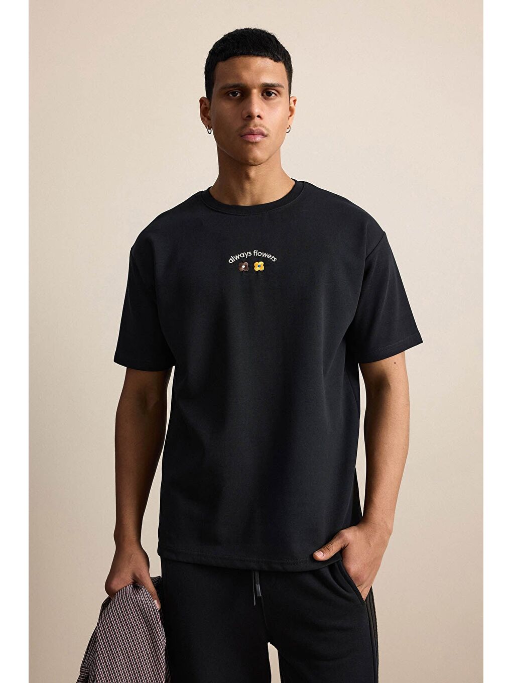 Erkek Oversize Minimal Çiçek Nakışlı T-Shirt Siyah-4