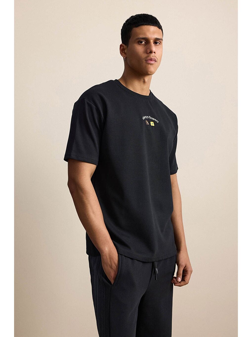 Erkek Oversize Minimal Çiçek Nakışlı T-Shirt Siyah-5