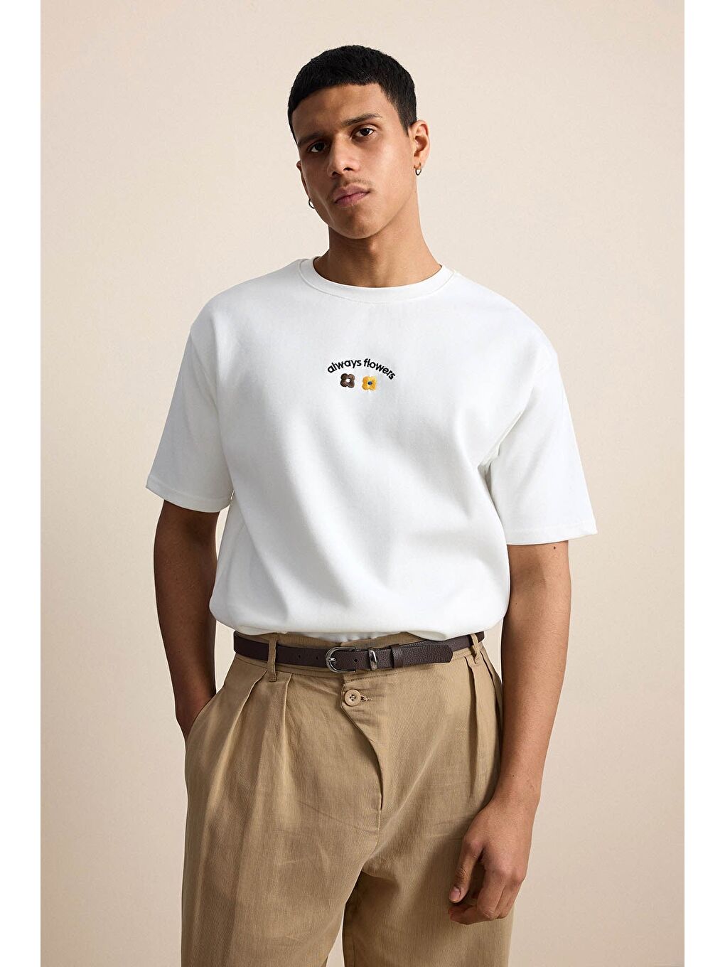 Erkek Oversize Minimal Çiçek Nakışlı T-Shirt Beyaz-2