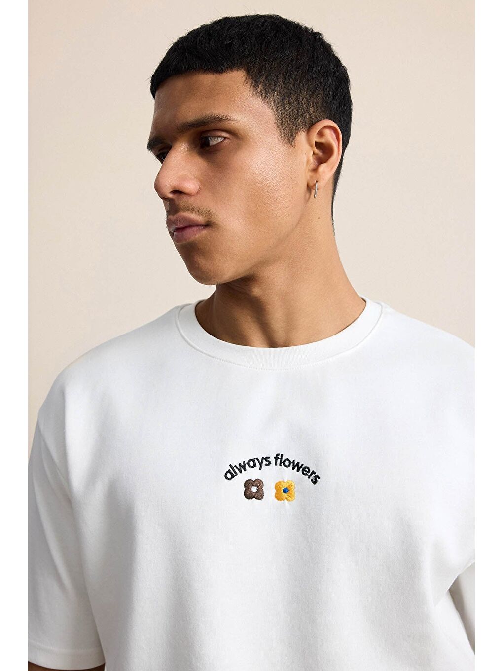 Erkek Oversize Minimal Çiçek Nakışlı T-Shirt Beyaz-3