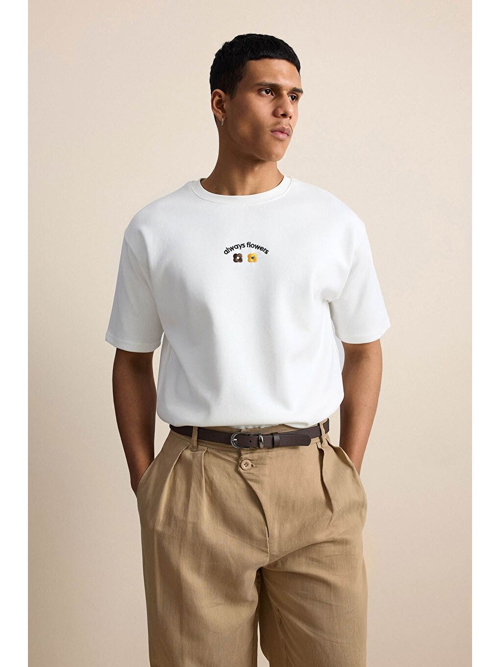 Erkek Oversize Minimal Çiçek Nakışlı T-Shirt Beyaz-5