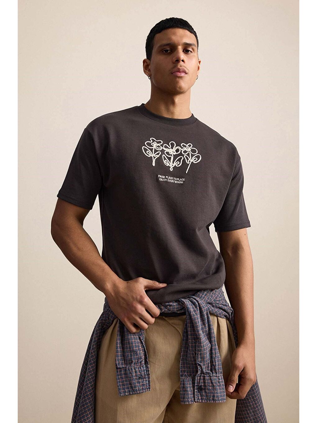 Kahverengi Erkek Oversize Çiçek Nakışlı T-Shirt Kahve-2