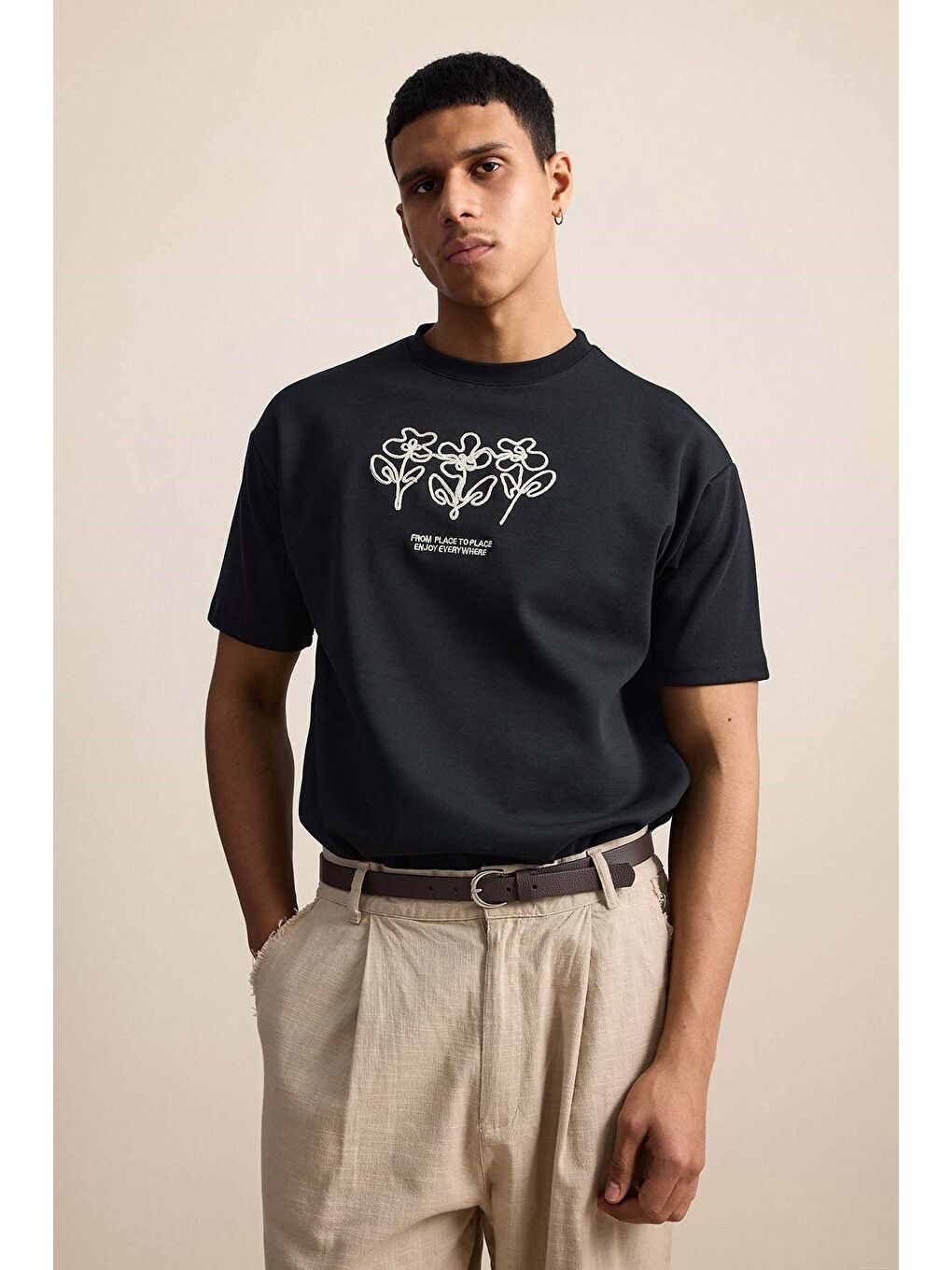 Erkek Oversize Çiçek Nakışlı T-Shirt Siyah-2