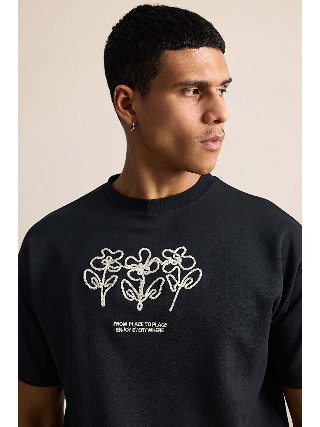 Erkek Oversize Çiçek Nakışlı T-Shirt Siyah-3
