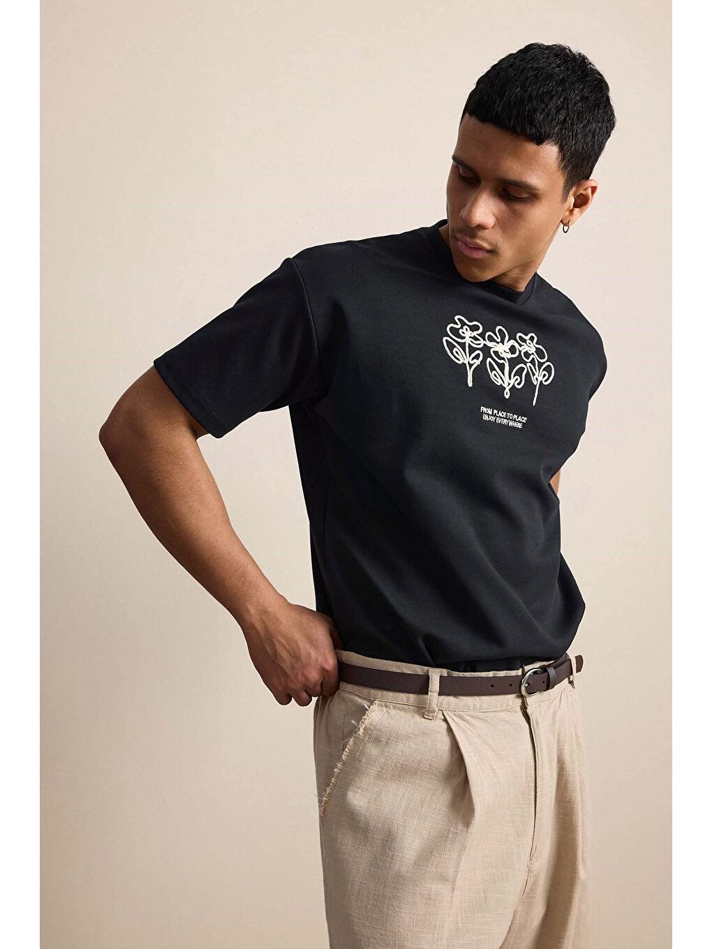 Erkek Oversize Çiçek Nakışlı T-Shirt Siyah-5