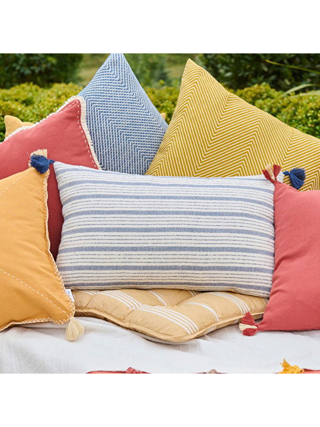 Soft Sun Madness Püsküllü Kırlent - Ekru - 30x50 cm