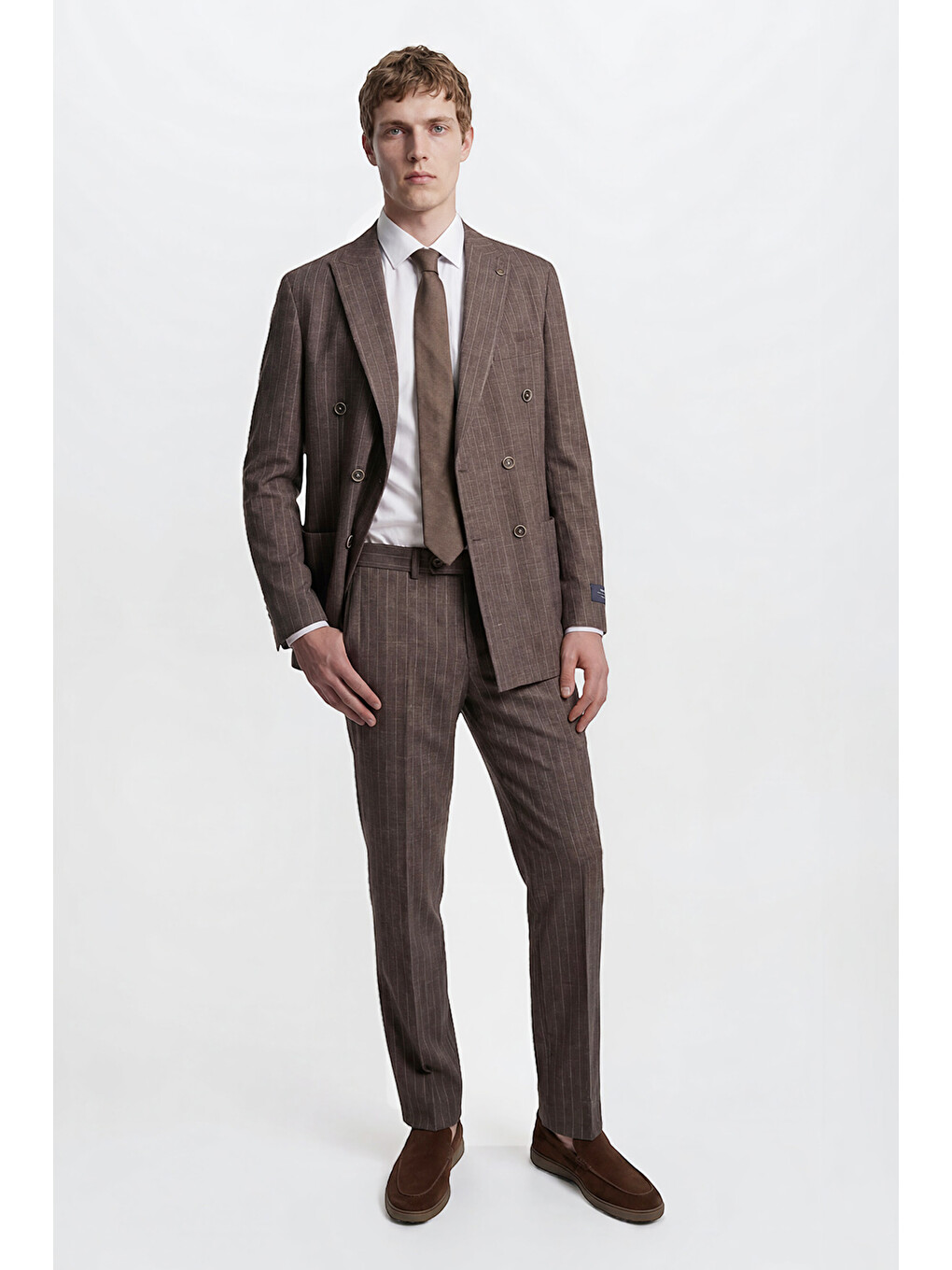 Erkek Kahverengi Yünlü Slim Fit Dar Kesim Kırlangıç Yaka Çizgili Torba Cepli Kruvaze Takım Elbise-1