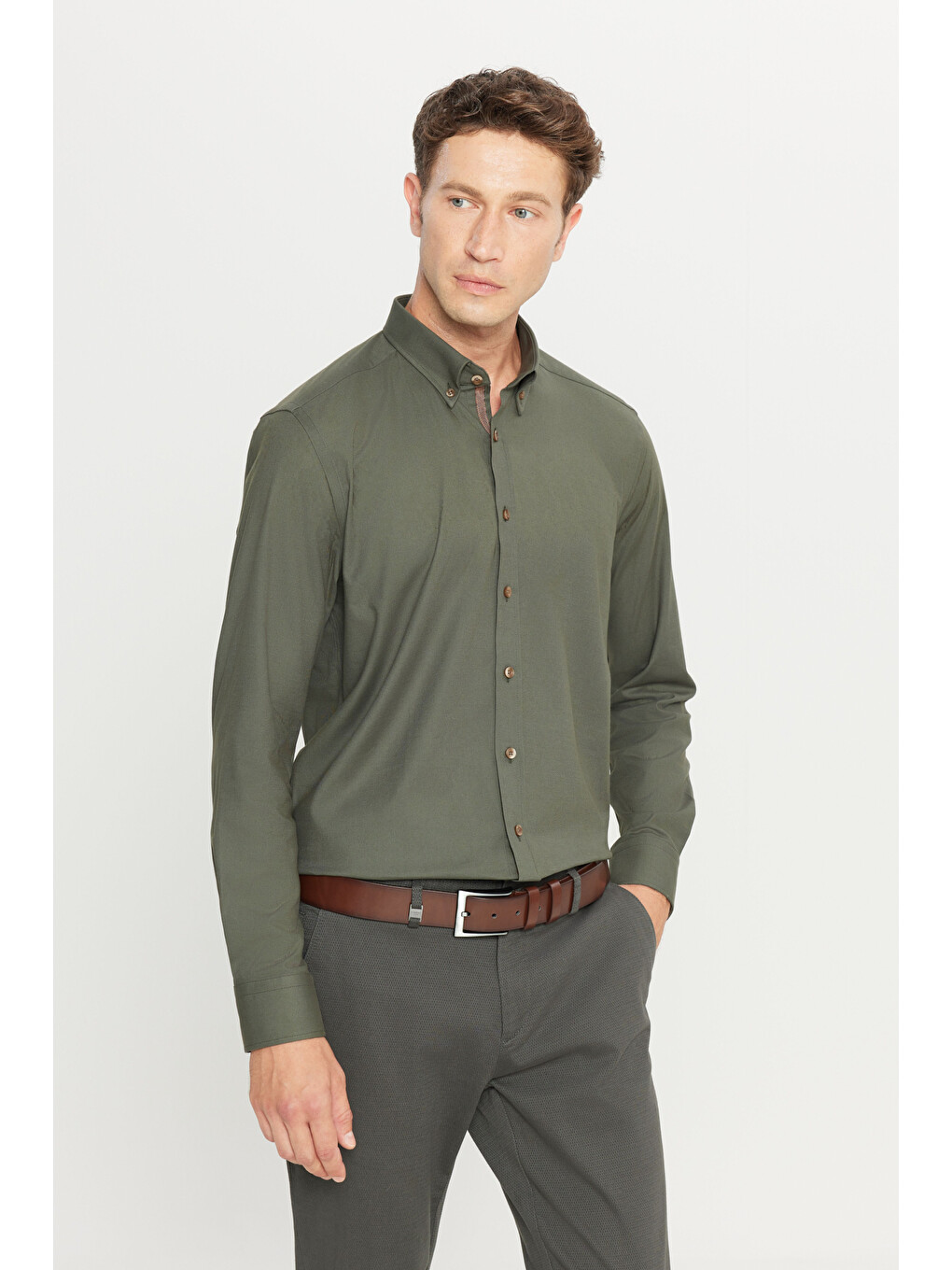 Erkek Haki Pamuklu Slim Fit Dar Kesim Düğmeli Yaka Esnek Gabardin Gömlek