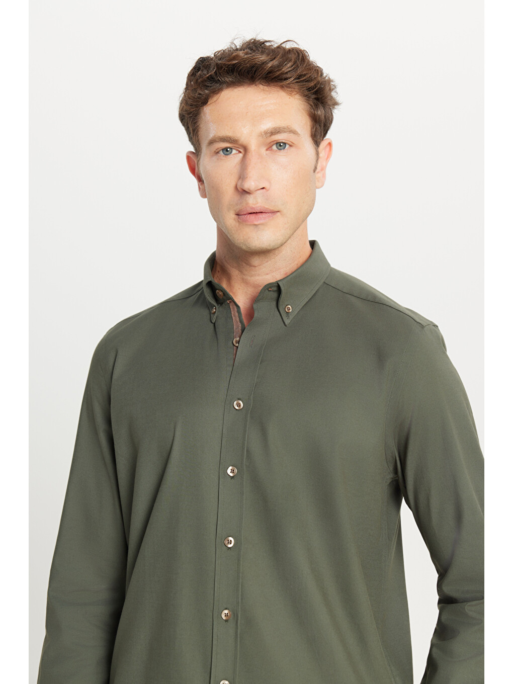 Erkek Haki Pamuklu Slim Fit Dar Kesim Düğmeli Yaka Esnek Gabardin Gömlek-3