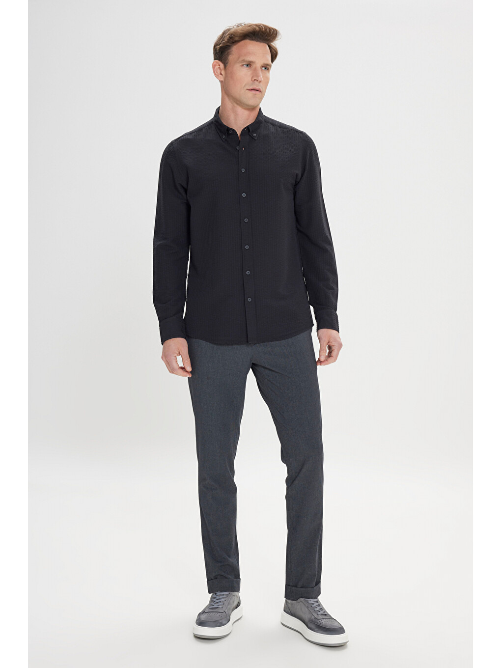 Erkek Siyah Slim Fit Dar Kesim Keten Görünümlü Gofre Desenli Düğmeli Yaka Gömlek-1