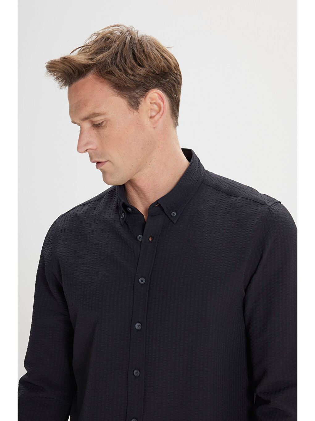 Erkek Siyah Slim Fit Dar Kesim Keten Görünümlü Gofre Desenli Düğmeli Yaka Gömlek-2