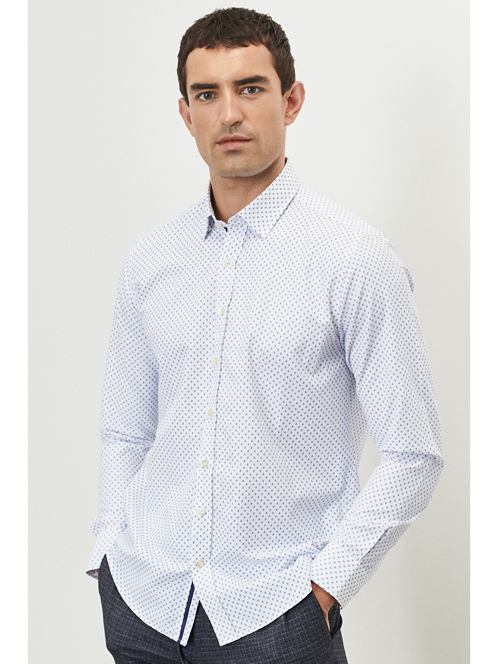 Erkek Beyaz-mavi Slim Fit Dar Kesim Düğmeli Yaka Baskılı Gömlek