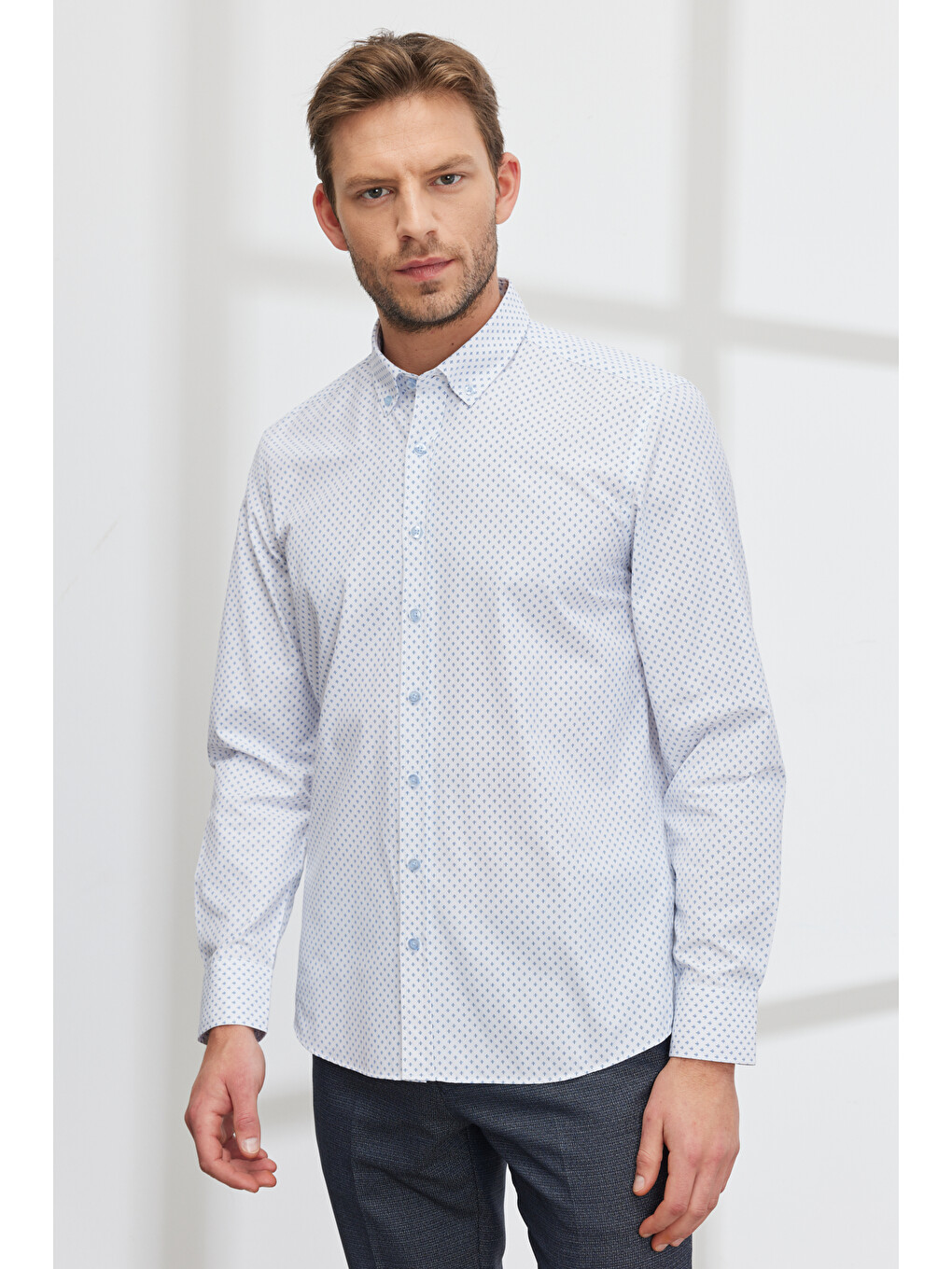 Erkek Beyaz-mavi Slim Fit Dar Kesim Düğmeli Yaka Pamuklu Baskılı Gömlek-1