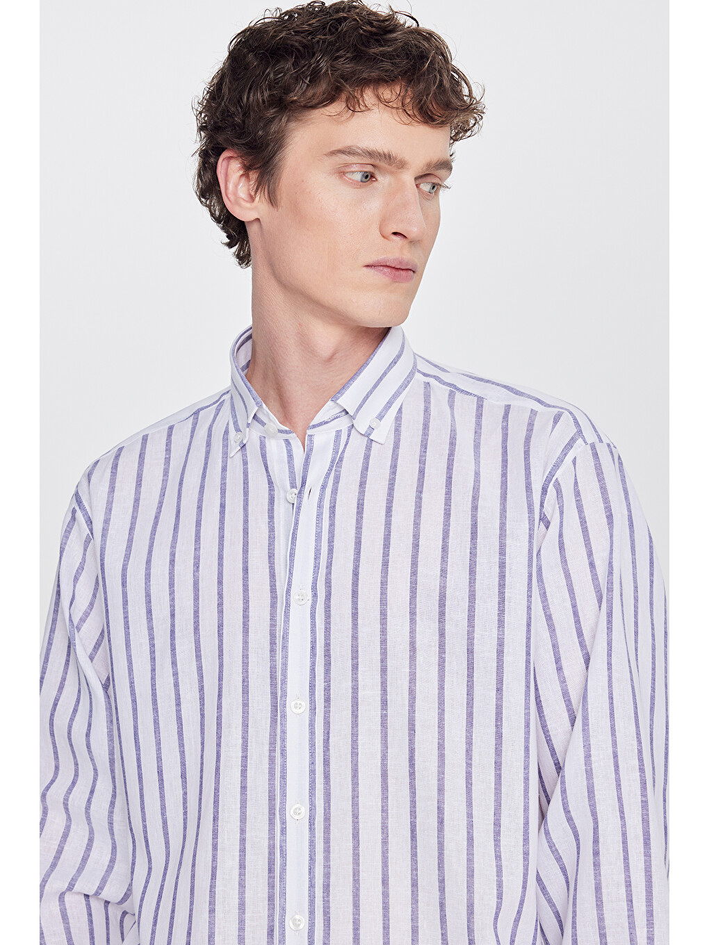 Erkek Beyaz-lacivert Pamuklu Keten Slim Fit Dar Kesim Düğmeli Yaka Çizgili Gömlek-5