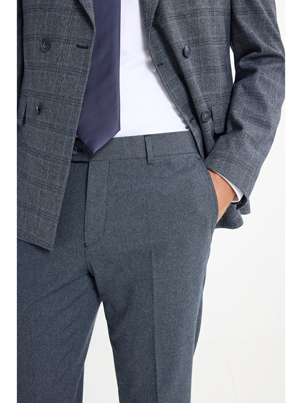 Erkek Koyu Gri Slim Fit Dar Kesim Kırlangıç Yaka Kareli Kapak Cepli Esnek Takım Elbise-5