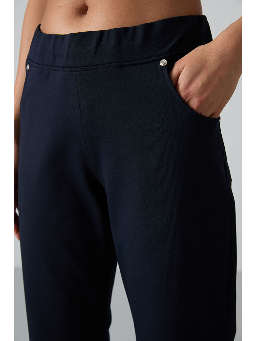 Lacivert Taş Detaylı Cepli Rahat Form Klasik Paça Kadın Eşofman Altı - 94007-3