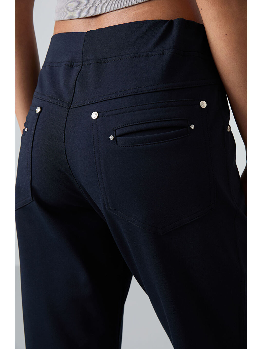 Lacivert Taş Detaylı Cepli Rahat Form Klasik Paça Kadın Eşofman Altı - 94007-4