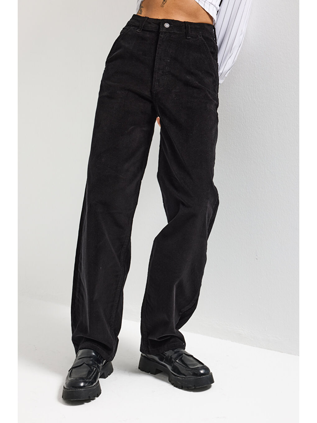 Kadın Siyah Renk 26w41 İnce Fitilli Kadife Kumaş Skater Fit Pantolon-1