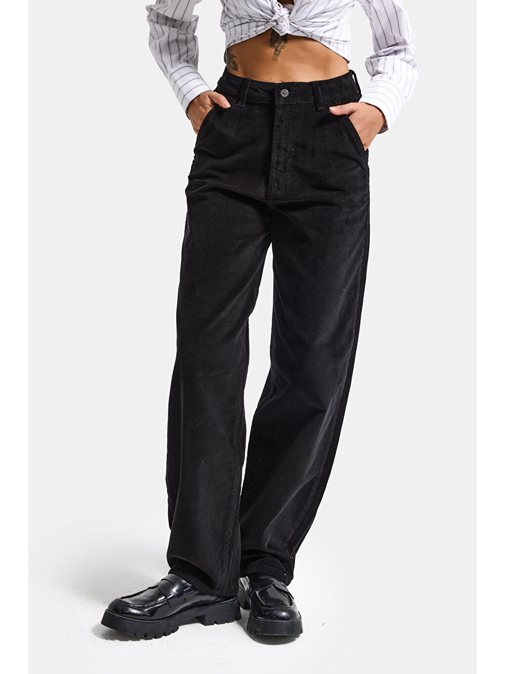 Kadın Siyah Renk 26w41 İnce Fitilli Kadife Kumaş Skater Fit Pantolon-5