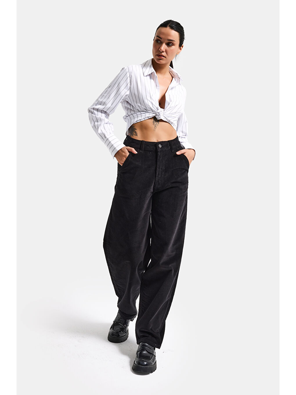 Kadın Siyah Renk 26w41 İnce Fitilli Kadife Kumaş Skater Fit Pantolon-6