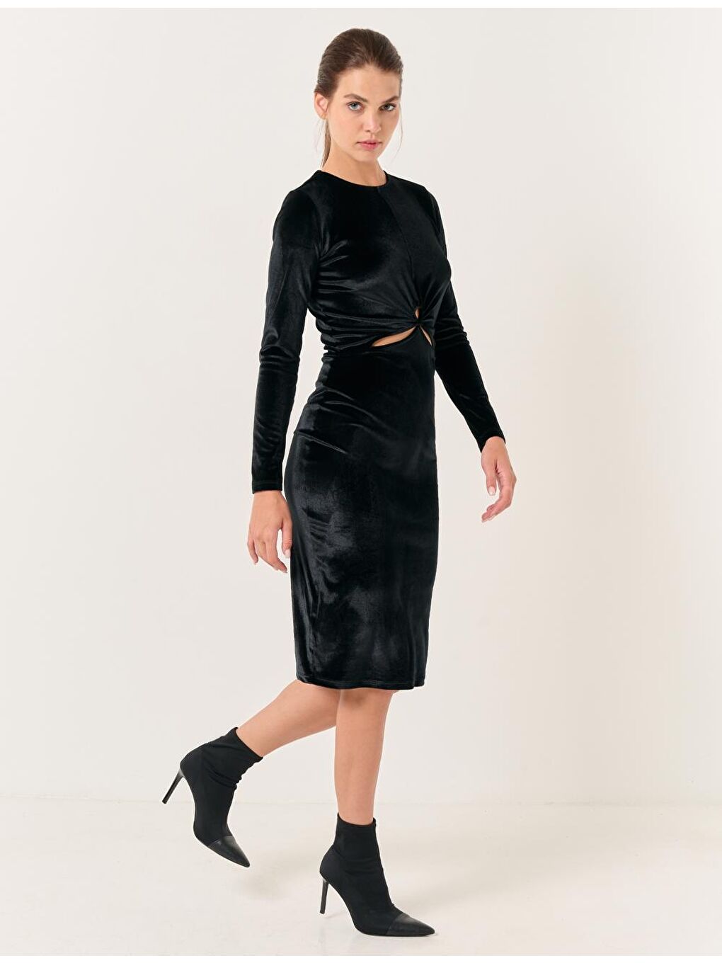 Siyah Pencere Detaylı Kadife Midi Elbise-5