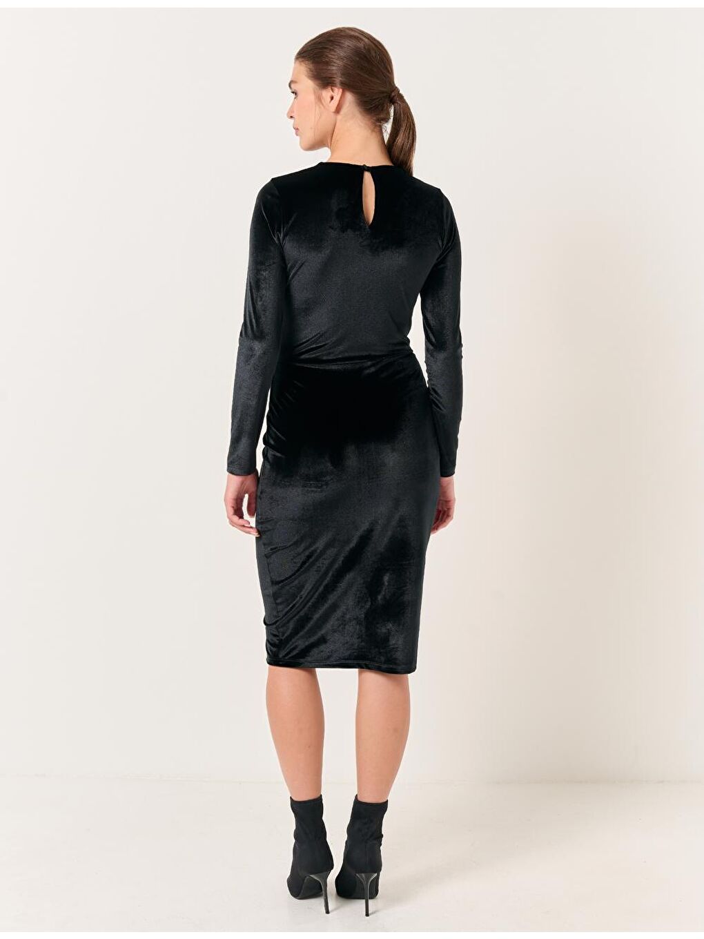 Siyah Pencere Detaylı Kadife Midi Elbise-7
