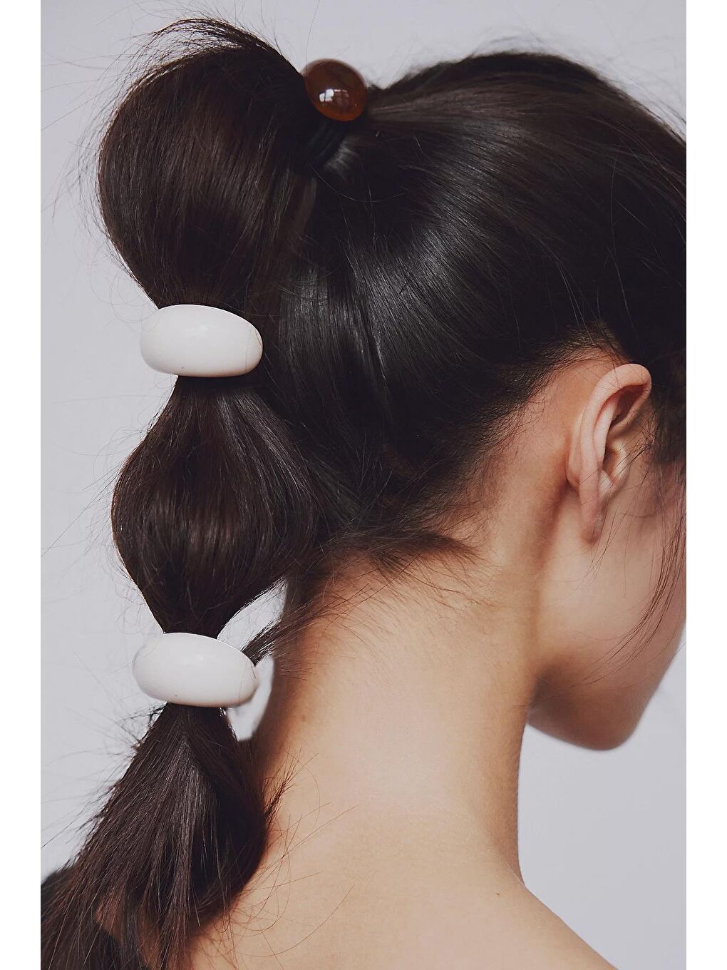 Beyaz Akrilik Lastikli At Kuyruğu Tokası-2