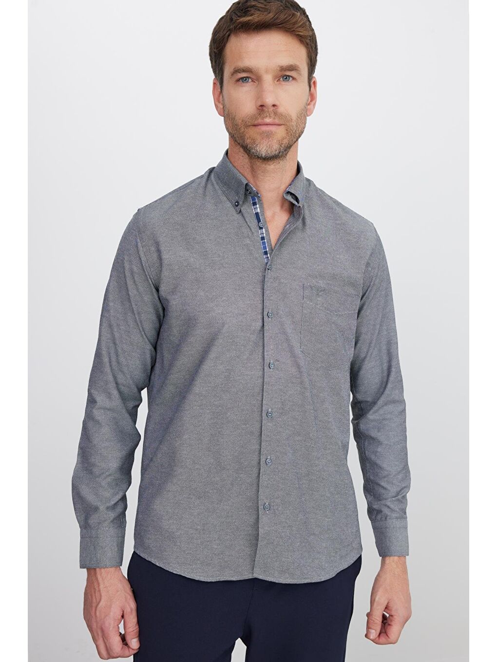 Erkek Regular Fit Klasik Kesim Pamuklu Oxford Doku Tek Cepli Gri Düğmeli Yaka Gömlek
