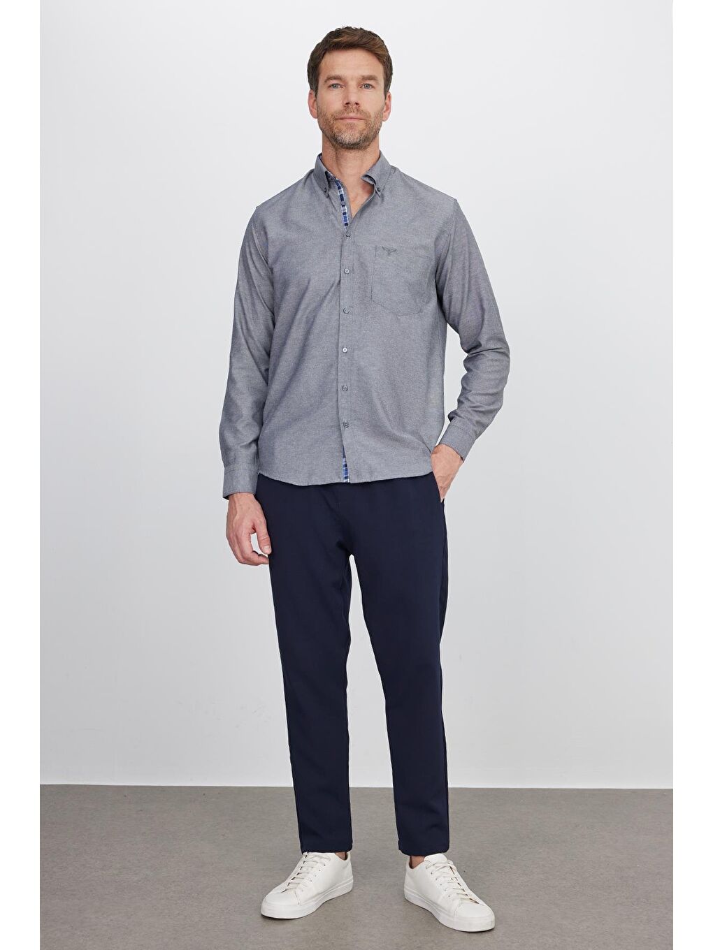Erkek Regular Fit Klasik Kesim Pamuklu Oxford Doku Tek Cepli Gri Düğmeli Yaka Gömlek-4