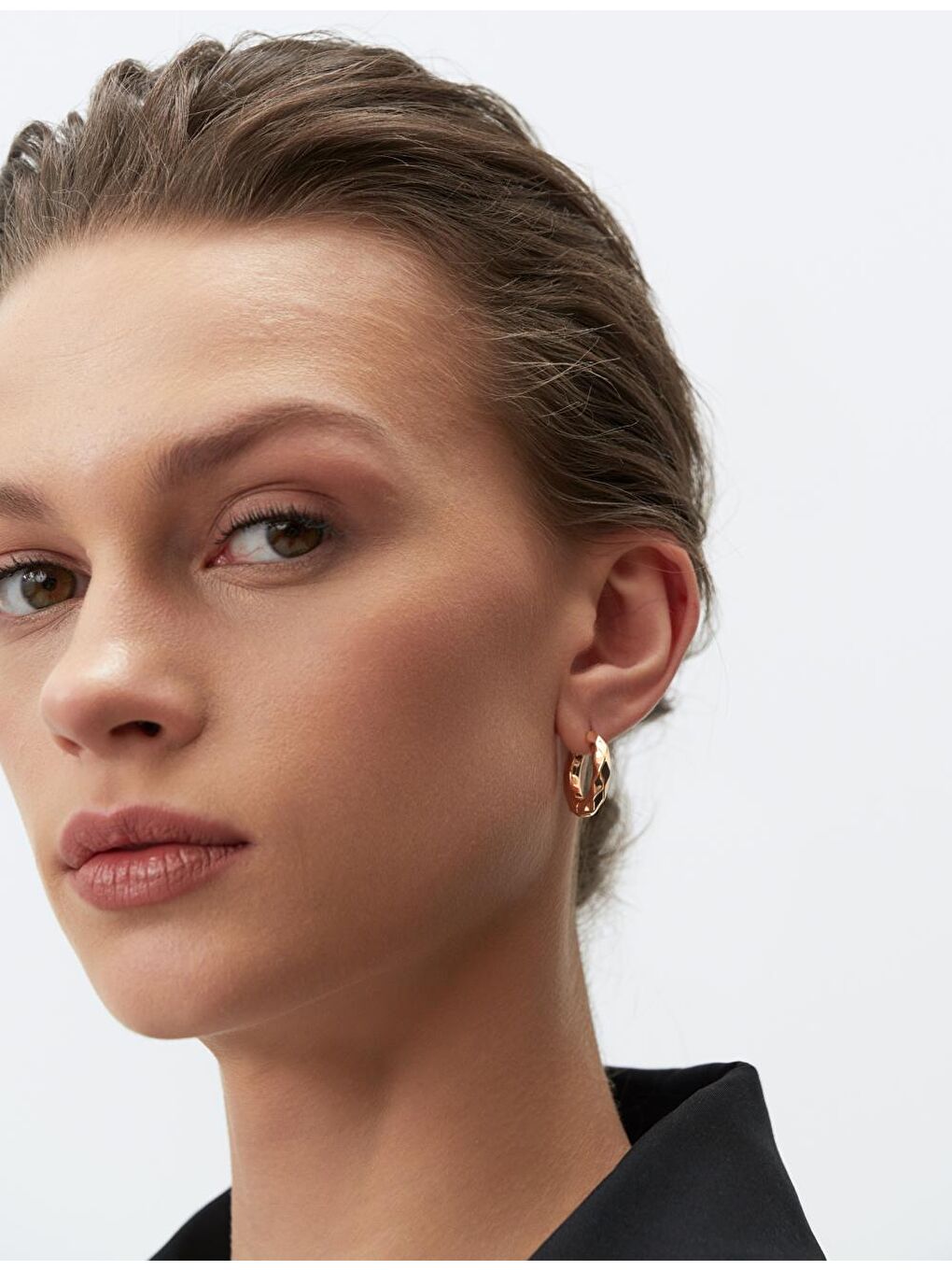 Sarı Altın Oval Yüzey Detaylı Klips Küpe