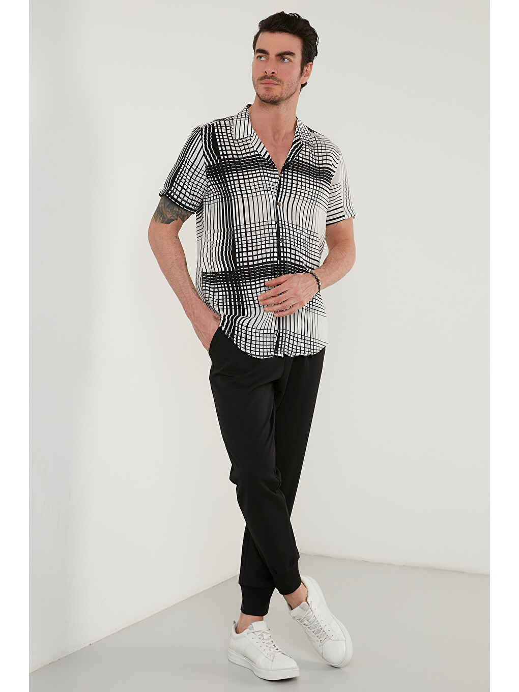Siyah Regular Fit Kısa Kollu Apaş Yaka Desenli Erkek Gömlek Cf21s114293-3