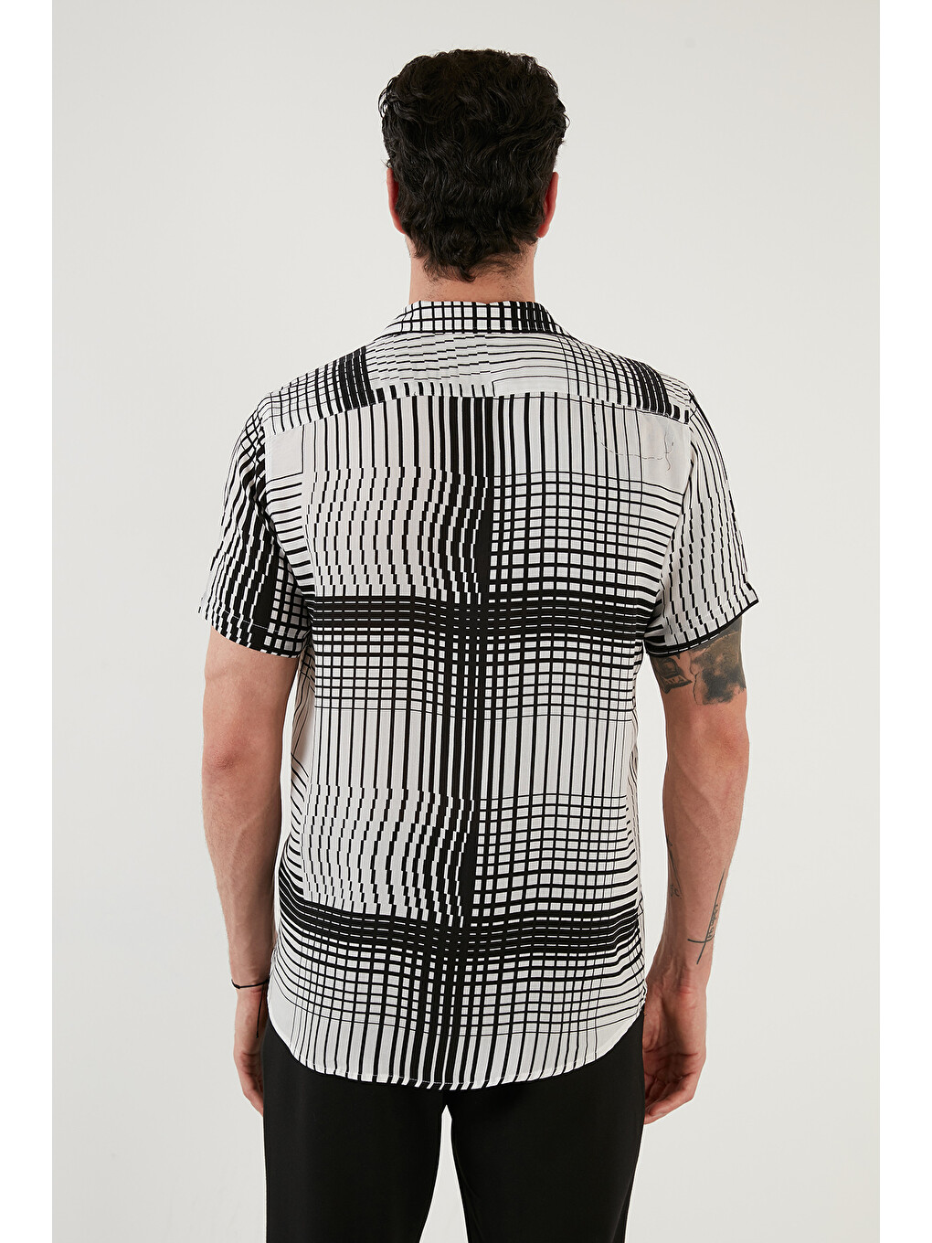 Siyah Regular Fit Kısa Kollu Apaş Yaka Desenli Erkek Gömlek Cf21s114293-4