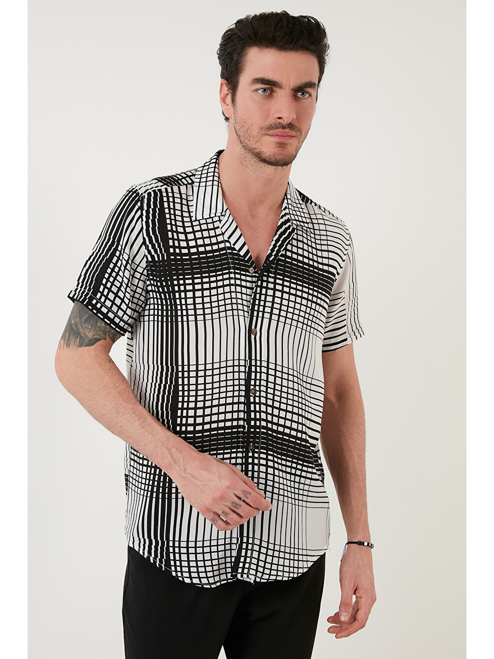 Siyah Regular Fit Kısa Kollu Apaş Yaka Desenli Erkek Gömlek Cf21s114293-5