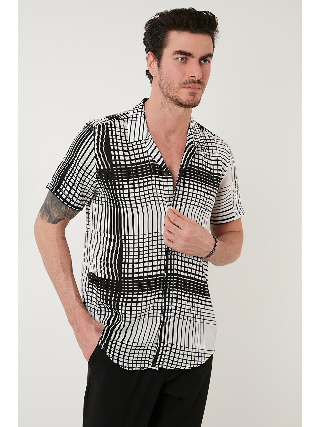 Siyah Regular Fit Kısa Kollu Apaş Yaka Desenli Erkek Gömlek Cf21s114293-6