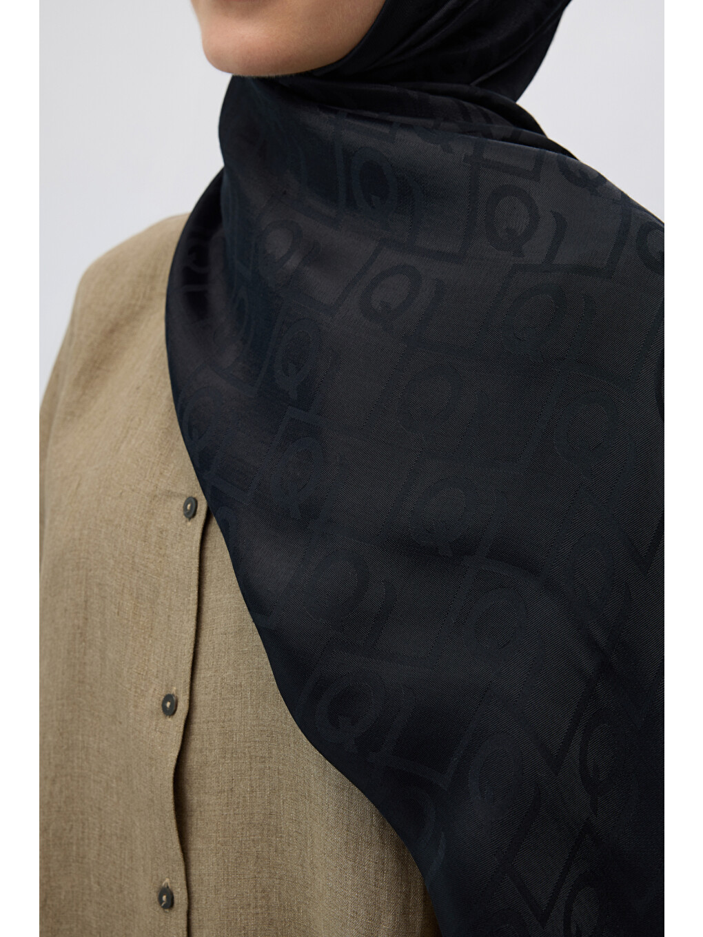 İpek Jakar Monogram Şal Siyah-3