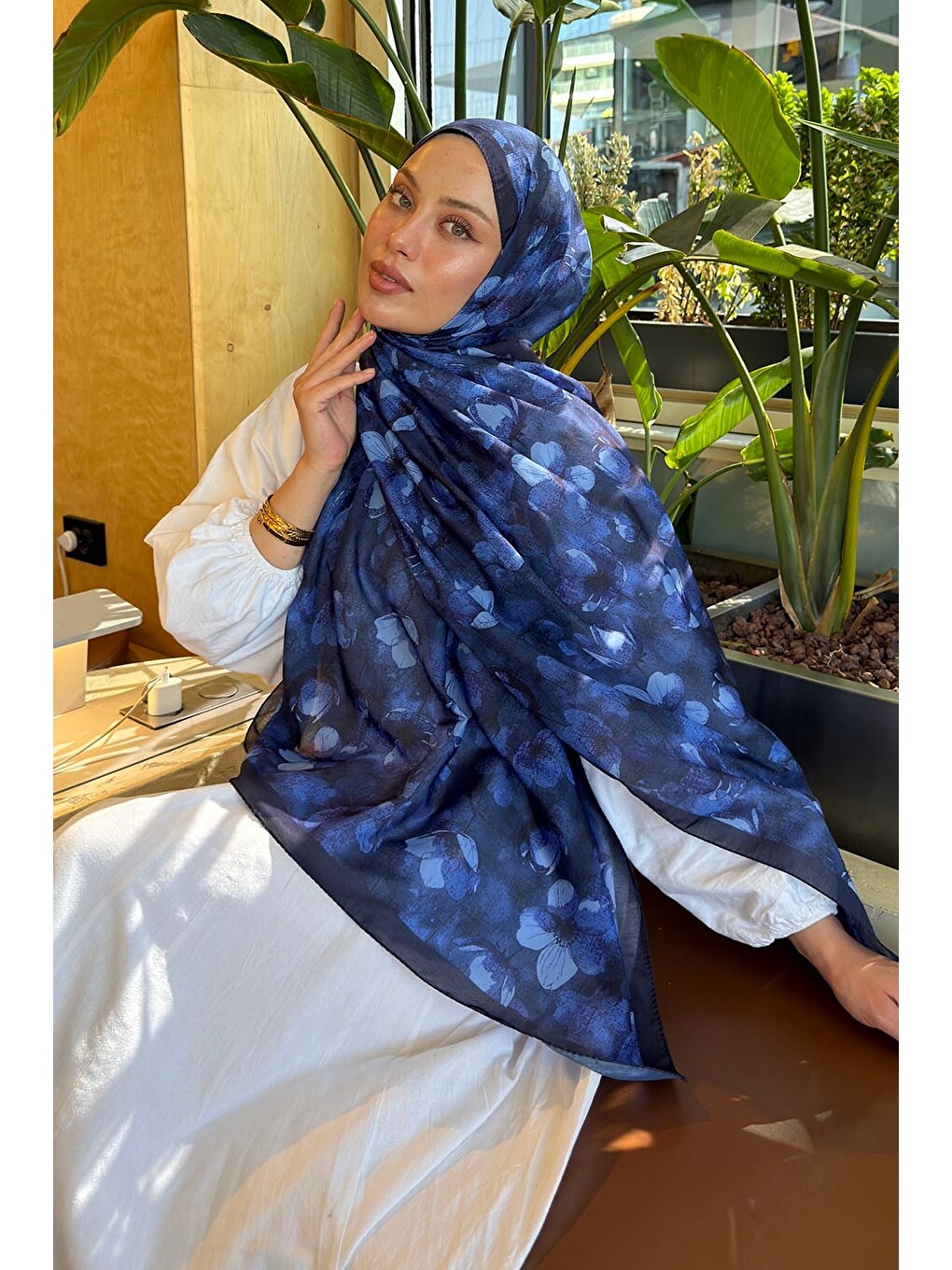 Çiçek Desen Lara Soft Şal Lacivert-1